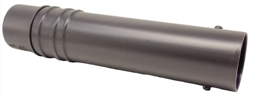 Rura dmuchawy 150BT Husqvarna w kolorze matowym czarnym, lekko połyskująca, o cylindrycznym kształcie z dwiema wypustkami. Ujęcie frontalne, pokazujące pełną długość produktu. Bez widocznych napisów czy logo. Produkt leży na jednolitym tle.