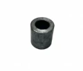 Element odległościowy do kosiarek Husqvarna WB 53S i M48, metalowy, cylindryczny kształt, matowa powierzchnia, widoczne otwory na końcach. Produkt umieszczony na białym tle, ukazany z przodu, co podkreśla jego konstrukcję i funkcję.