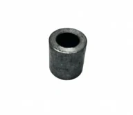Element odległościowy do kosiarek Husqvarna WB 53S i M48, metalowy, cylindryczny kształt, matowa powierzchnia, widoczne otwory na końcach. Produkt umieszczony na białym tle, ukazany z przodu, co podkreśla jego konstrukcję i funkcję.