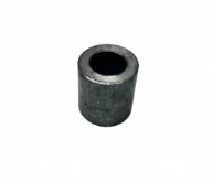Element odległościowy do kosiarek Husqvarna WB 53S i M48, metalowy, cylindryczny kształt, matowa powierzchnia, widoczne otwory na końcach. Produkt umieszczony na białym tle, ukazany z przodu, co podkreśla jego konstrukcję i funkcję.
