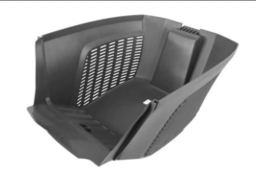 Kosz na trawę kosiarki LC 53E Husqvarna, wykonany z czarnego plastiku, o ergonomicznym kształcie. Zdjęcie przedstawia kosz z boku, z wyraźnymi perforacjami na ścianach, umożliwiającymi wentylację. Produkt widoczny na jednolitym tle.