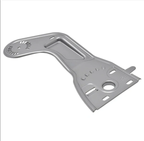 Wspornik uchwytu prawy kosiarki LC 348VI Husqvarna, wykonany z metalowego materiału, w kolorze srebrnym. Ujęcie z boku, pokazujące szczegóły mocowania i otwory montażowe. Prosta faktura, brak widocznych napisów lub logo.