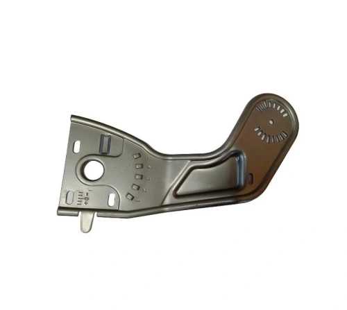 Wspornik uchwytu lewy kosiarki LC 348VI Husqvarna, stalowy, metaliczny, widoczny w ułożeniu leżącym. Z przodu widoczne oznaczenia numeryczne, okrągłe wycięcie, gładka powierzchnia. Tło białe, co podkreśla szczegóły produktu.