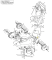 Pierścień zaciskowy do kosiarki Husqvarna WB 53S. Element metalowy, okrągły, o średnicy dostosowanej do mocowania. Widoczny detal mocujący, wyraźne wymiary. Ujęcie z boku, w kontekście zestawu części do montażu. Proste tło.