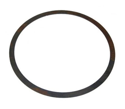 Pierścień odległościowy 25x3 o okrągłym kształcie, metaliczny, w kolorze ciemnoszarym, o gładkiej fakturze. Widoczny z góry na białym tle, leżący płasko, bez dodatków. Element wyposażenia kosiarki WB 53S e Husqvarna.