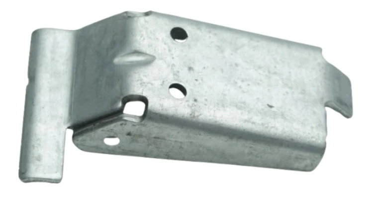 Stalowy zatrzask do kosiarki LC 53E Husqvarna, prezentowany z boku, w pozycji leżącej. Ma błyszczącą, metaliczną powierzchnię z widocznymi otworami montażowymi. Element jest uniwersalny, przeznaczony do mocowania części kosiarki.