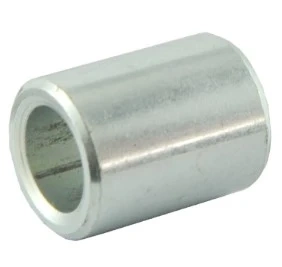 Tuleja ridera RC320T Husqvarna, cylindryczna, wykonana z metalu, o gładkiej, błyszczącej powierzchni. Widoczne dwa otwory. Produkt leży na jednolitym tle, w układzie frontalnym. Przeznaczona do montażu w urządzeniach ogrodniczych.