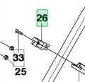Przewód startowy kosiarki Husqvarna LC 53E w obszernym widoku, z numerami części: 25, 26 i 33. Elementy metalowe i śrubowe oraz mocowanie widoczne z boku. Szczegóły skomponowane na prostym tle.