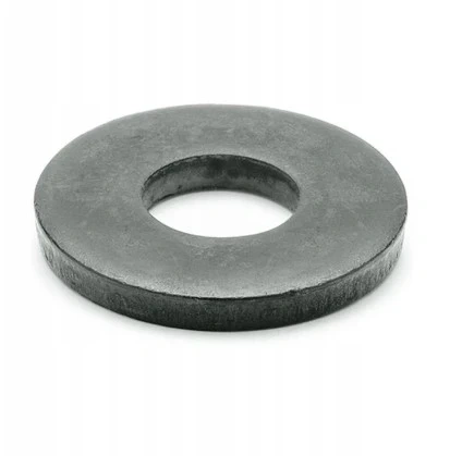 Podkładka do kosiarki LB 448iV Husqvarna o wymiarach 6.6x22x2 cm, wykonana z metalu, o cylindrycznym kształcie i ciemnoszarym kolorze. Widoczny centralny otwór. Ułożona na płaskiej powierzchni, bez dodatkowych elementów w tle.