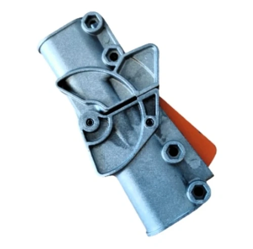 Zawias kosiarki LC 53E Husqvarna w kolorze szarym, wykonany z metalu. Ujęcie z boku, odzwierciedlające detale mocowań oraz element ruchomy w jasnopomarańczowym kolorze. Widoczne złącza śrubowe oraz precyzyjne wykończenie krawędzi.