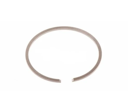 O-ring kosiarki Husqvarna LC 53E, metalowy, o gładkiej fakturze i okrągłym kształcie. Widoczny odcinek w formie pierścienia, z niewielkim szczeliną. Ujęcie frontalne na białym tle, podkreślające detale produktu.