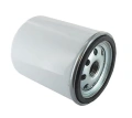 Filtr oleju ridera RC320T Husqvarna w kształcie cylindrycznym, metalowy, z białą powłoką. Widoczna górna część z metalowym gwintem oraz otoczeniem z otworami. Produkt leży na jednolitym tle, ukazując szczegóły konstrukcji.