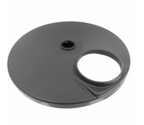 Osłona pro drive wheel kosiarki LB 448iV Husqvarna, okrągła, szara. Widoczny otwór na mocowanie oraz wycięcie, pozwalające na łatwe uchwycenie. Produkt leży na płaskiej powierzchni, ukazując gładką, matową fakturę.