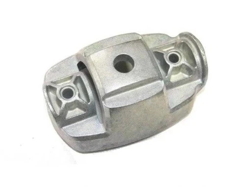 Tarcza regulacyjna do kosiarki LC 353VI Husqvarna w kolorze metalicznym. Element ma prostokątny kształt z dwoma widocznymi otworami montażowymi po bokach. Ujęcie frontalne, na jednolitym tle, ukazujące detale mocowania.