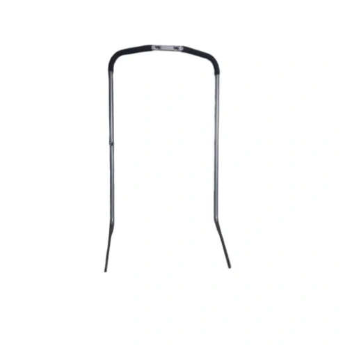 Zespół uchwytu kosiarki LC 348V Husqvarna w kolorze czarnym i metalicznym, z widocznymi mocowaniami. Ujęcie frontalne, produkt w pozycji stojącej. Uchwyt z ergonomiczną rączką, przeznaczony do kosiarki, z prostą konstrukcją.