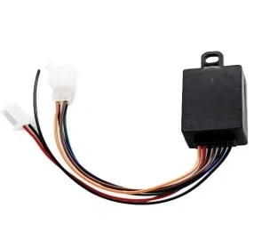 Termostat ridera RC320T Husqvarna w czarnej obudowie z kolorowymi przewodami, uchwytem montażowym, na białym tle. Zapewnia precyzyjne zarządzanie temperaturą w urządzeniach Husqvarna.