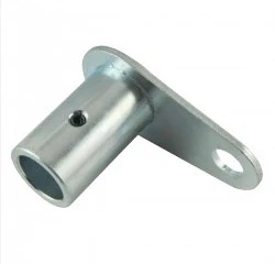 Zespół łącznika ridera RC318T Husqvarna w kolorze metalicznym, wykonany z stalowego materiału. Produkt z montażowym otworem oraz perforacją, stojący. Idealny do zastosowań w pojazdach rekreacyjnych.