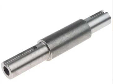 Trzonek ridera RC318T Husqvarna wykonany z metalu, o cylindrycznym kształcie. Widok z boku ukazuje gładką powierzchnię oraz otwory mocujące. Na jednym końcu znajduje się uchwyt, a całość ma neutralny, srebrny kolor, na białym tle.
