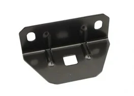 Wspornik ridera RC318T Husqvarna w kolorze czarnym, wykonany z metalu. Produkt przedstawiony z przodu, w układzie stojącym. Wyposażony w dwa otwory montażowe oraz kwadratowe gniazdo. Prosty kształt z widocznymi detalami mocującymi.