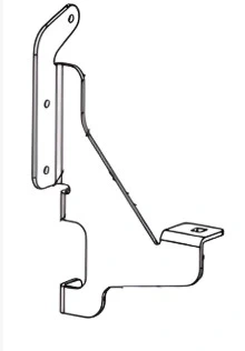 Wspornik ridera RC318T Husqvarna w kolorze metalicznym, z prostą konstrukcją. Został przedstawiony z boku, wiszący, z mocowaniami do zamontowania. Widoczne otwory montażowe. Optymalny dla urządzeń Husqvarna.