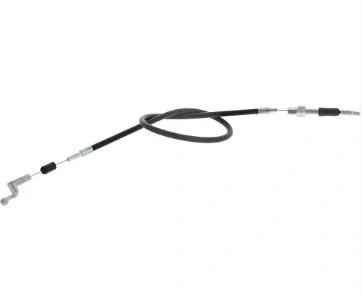 Linka ridera RC320T Husqvarna, czarna z metalowymi końcówkami, elastyczna i solidna. Widoczna zakrzywiona końcówka i mocowania. Przeznaczona do maszyn ogrodniczych.