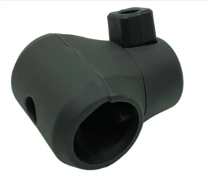 Wspornik do kosiarki LB 448iV Husqvarna w kolorze czarnym, z tworzywa sztucznego, widoczny z boku, prezentujący okrągły otwór oraz pionowy element mocujący. Produkt leży na białym tle, co podkreśla jego kształt i detale.