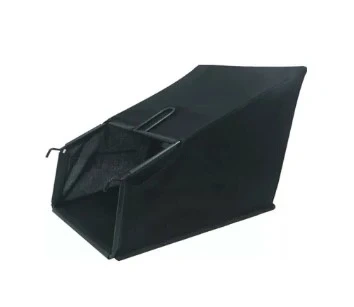 Worek do kosiarki LC 251iS Husqvarna w kolorze czarnym, wykonany z wytrzymałego materiału. Pokazany z boku, leżący. Widoczny otwór umożliwiający łatwe opróżnianie. Prostokątny kształt, niewielkie wymiary. Zastosowanie w ogrodnictwie.