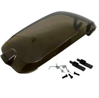 Pokrywa złożenia kosiarki LB 448iV Husqvarna w brązowym kolorze, wykonana z tworzywa, w kształcie prostokątnym. Widoczny zestaw mocowań: dwa uchwyty, śruby oraz linka. Produkt leży na białym tle, ukazując wszystkie szczegóły konstrukcji.