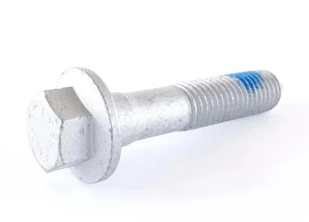 Śruba M12x55 8.8 o metalicznym wykończeniu, z sześciokątną główką i gwintem biegnącym na całej długości. Ujęcie pod kątem, ukazujące profil i kształt śruby. Widoczny niebieski oznaczenie na gwincie.