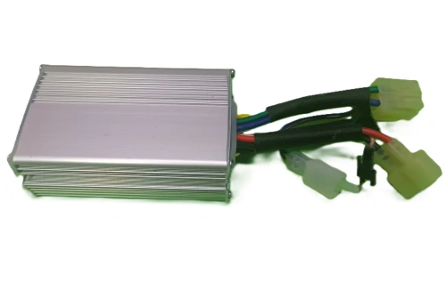 Regulator kosiarki LC 142i Husqvarna w aluminiowej obudowie, prostokątny kształt, widoczne przyłącza z kolorowymi kablami. Ujęcie frontalne, produkt leży poziomo. Bez dodatkowych elementów, na jednolitym tle.