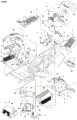 Osłona ridera RC318T Husqvarna, w kolorze czarnym, wykonana z wytrzymałego plastiku. Ujęcie z boku, pokazujące szczegóły struktury oraz otwory wentylacyjne. Element zamocowany, z widocznymi mocowaniami. Proste tło z kontrastującymi elementami.