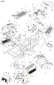 Osłona ridera RC318T Husqvarna w kolorze czarnym, wykonana z tworzywa sztucznego. Złożona, widoczna z boku. Zawiera teksturowane wstawki oraz ruchome mocowania. Element osłania początkową część urządzenia w konstrukcji ridera. Tło białe.