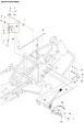 Łącznik ridera RC318T Husqvarna, element metalowy, przedstawiony z boku w układzie montażowym. Widoczne otwory montażowe i detale konstrukcyjne, z opisanymi numerami części. Tło białe, co podkreśla szczegóły techniczne.
