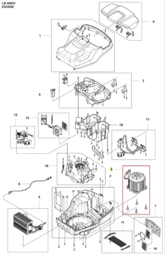 Zespół silnika kosiarki LB 448iV Husqvarna, widoczny z boku, z detalami montażowymi. Na zdjęciu widoczny element cylindryczny z wentylatorem, metaliczny, z widocznymi śrubami mocującymi. Tło białe, podkreślające detale konstrukcyjne.