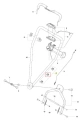 Zacisk kosiarki LB 448iV Husqvarna, metalowy, z odlewu. Ukazany z boku na białym tle. Widoczne mocowania, śruby oraz elementy regulacyjne. Części jasno oznaczone numerami. Kształt prostokątny, z ergonomicznym uchwytem i otworami do montażu.