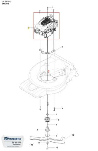 Silnik kosiarki Husqvarna LC 551VQ, widok z góry. Produkt ma srebrny kolor z czarnymi elementami, zawiera różne szczegóły techniczne, w tym mocowanie. Widoczny na nr 2 panel sterujący. Elementy są uporządkowane na białym tle.