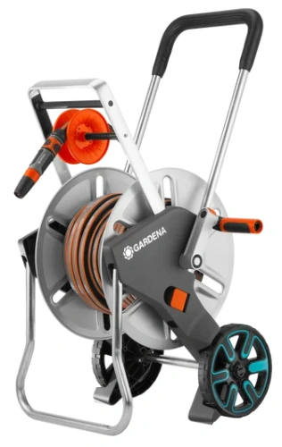 Zestaw wózka na wąż Gardena CleverRoll M Metal, szaro-czerwony, z metalową ramą, pomarańczową rolką, ergonomiczną rączką i elementami mocującymi, stojący na podłodze, widok z boku.