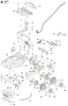 Drążek kosiarki Husqvarna LC 53E, metalowy, czarny, zamontowany w pozycji poziomej. Wyraźne oznaczenia, kształt prostokątny. Widoczny mechanizm mocowania z elementami łączenia. Tło jasne, co podkreśla szczegóły.