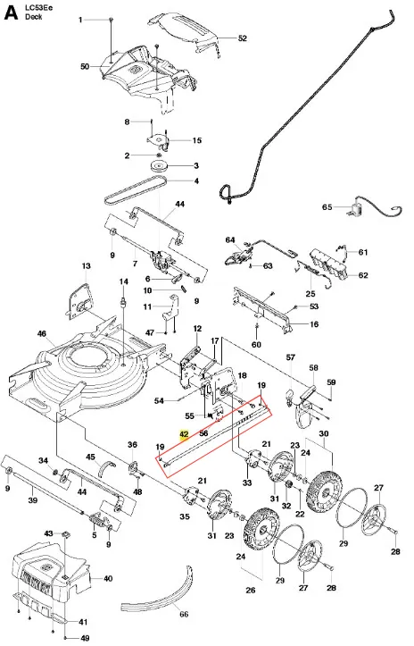 Drążek kosiarki Husqvarna LC 53E, metalowy, czarny, zamontowany w pozycji poziomej. Wyraźne oznaczenia, kształt prostokątny. Widoczny mechanizm mocowania z elementami łączenia. Tło jasne, co podkreśla szczegóły.