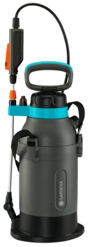 Opryskiwacz ciśnieniowy Gardena Plus 5L w kolorze czarnym z niebieskimi akcentami. Stojący, z ergonomiczną rączką, wężem i lance do oprysku. Widoczny logo Gardena na korpusie. Przeznaczony do aplikacji płynnych substancji w ogrodzie.