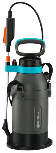 Opryskiwacz ciśnieniowy Gardena Plus 5L w kolorze czarnym z niebieskimi akcentami. Stojący, z ergonomiczną rączką, wężem i lance do oprysku. Widoczny logo Gardena na korpusie. Przeznaczony do aplikacji płynnych substancji w ogrodzie.
