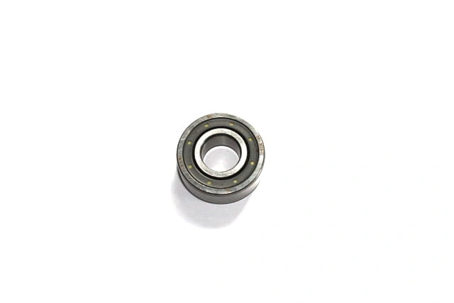 Łożysko kulkowe do pilarki Husqvarna 570, 346XP, 576XP, 353. Metalowe, okrągłe, z otworem centralnym. Widoczne złote kuleczki w obrębie łożyska. Produkt leży na białym tle, z widokiem na całą jego powierzchnię.