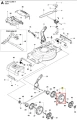 Koło do kosiarki LC 353VI Husqvarna, metaliczne, okrągłe, z wyraźnymi oznaczeniami montażowymi. Widoczne otwory na mocowanie. Zdjęcie przedstawia detal w zbliżeniu, pokazując precyzyjne wykonanie elementu i jego funkcję w urządzeniu.