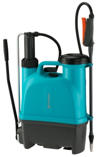 Opryskiwacz plecakowy Gardena 12L w kolorze niebiesko-czarnym, z ergonomiczną rączką, wężem i dyszą po prawej stronie, stoi pionowo. Solidna, plastikowa konstrukcja z widocznym logo na przodzie.