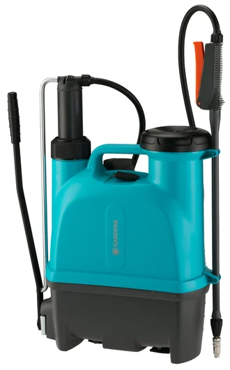 Opryskiwacz plecakowy Gardena 12L w kolorze niebiesko-czarnym, z ergonomiczną rączką, wężem i dyszą po prawej stronie, stoi pionowo. Solidna, plastikowa konstrukcja z widocznym logo na przodzie.
