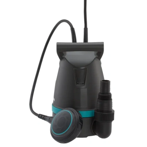 Pompa zanurzeniowa Gardena 8600 w kolorze czarnym z niebieskim akcentem. Ujęcie z boku, stojąca pozycja. Widoczny kabel zasilający oraz przyłącze do węża. Produkt wykonany z tworzywa sztucznego, gładka faktura. Brak dodatkowych akcesoriów.