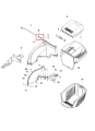 Sprężyna kosiarki LC 53E od husqvarna, metalowa z elastycznym ugięciem, umieszczona w złożonym układzie części. Widok frontalny, detale montażowe z numeracją. Elementy otoczenia w postaci innych części kosiarki w tle.