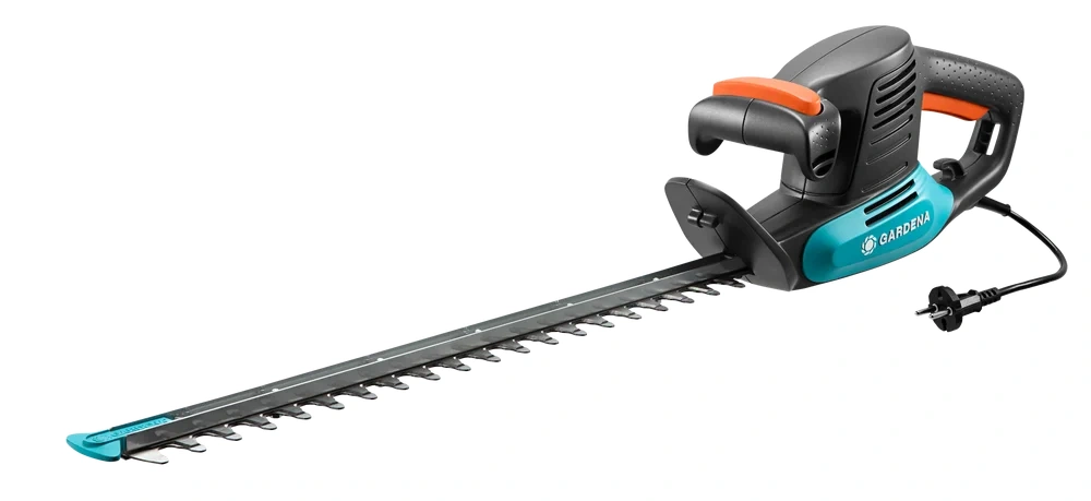 Elektryczne nożyce do żywopłotu Gardena EasyCut 450/50 w kolorze czarno-niebieskim z pomarańczowym uchwytem. Uchwycone z boku, z poziomą ostrą listwą tnącą, o ergonomicznym kształcie. Widoczny kabel zasilający. Produkt idealny do ogrodnictwa.