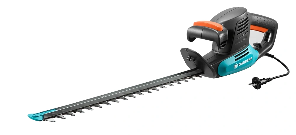Elektryczne nożyce do żywopłotu Gardena EasyCut 420/45, w kolorze czarnym z niebieskimi i pomarańczowymi akcentami. Kąt ujęcia frontalny, produkt leżący, ostrze o długości 45 cm, ergonomiczny uchwyt, widoczny kabel zasilający.