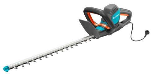 Elektryczne nożyce do żywopłotu Gardena ComfortCut 550/50, w kolorze niebieskim i czarnym, z długim ostrzem. Produkt widoczny z boku, leżący, z przewodem zasilającym. W uchwycie z tworzywa sztucznego widoczne logo Gardena.